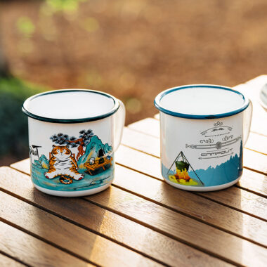 Retro portable outdoor enamel camping mug with vintage design