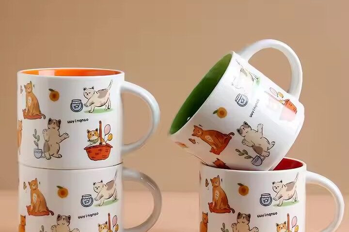Kawaii cat ceramic mug with paw print and ears, ideal for coffee or tea (7) Cute cat design ceramic coffee mug with lid and spoon, perfect for home use